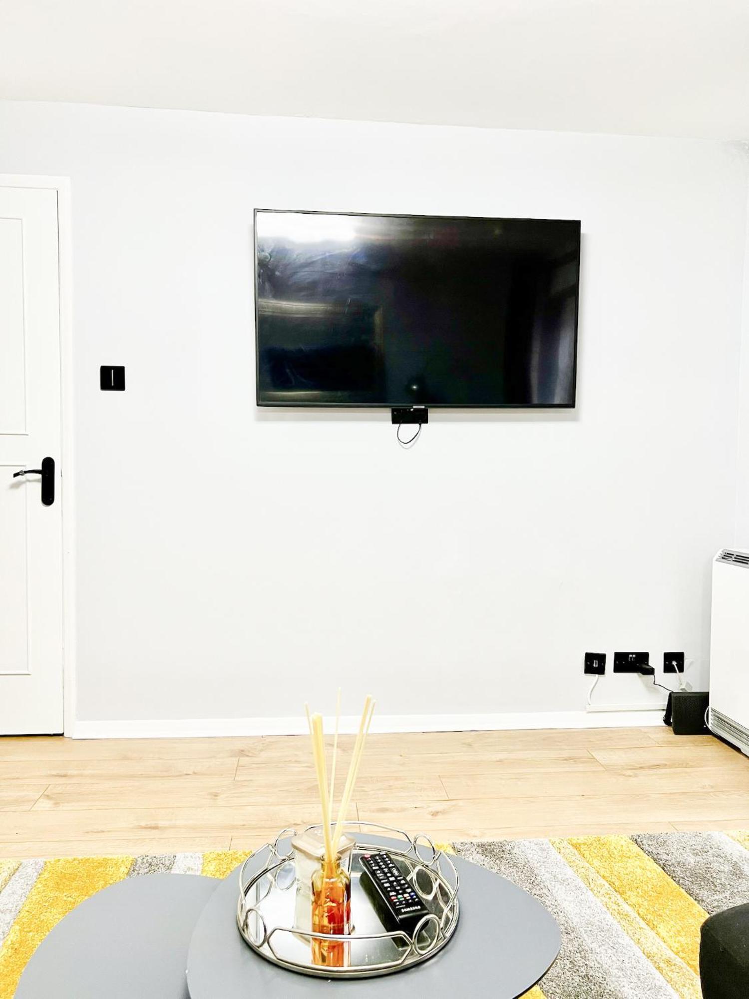 Beautiful Apartment In Beckton With Private Entrance And Garden Londra Esterno foto